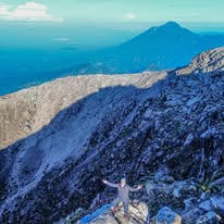 Campamento en valle de montaña