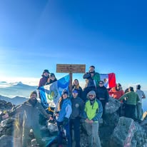 Grupo en la cima de la montaña